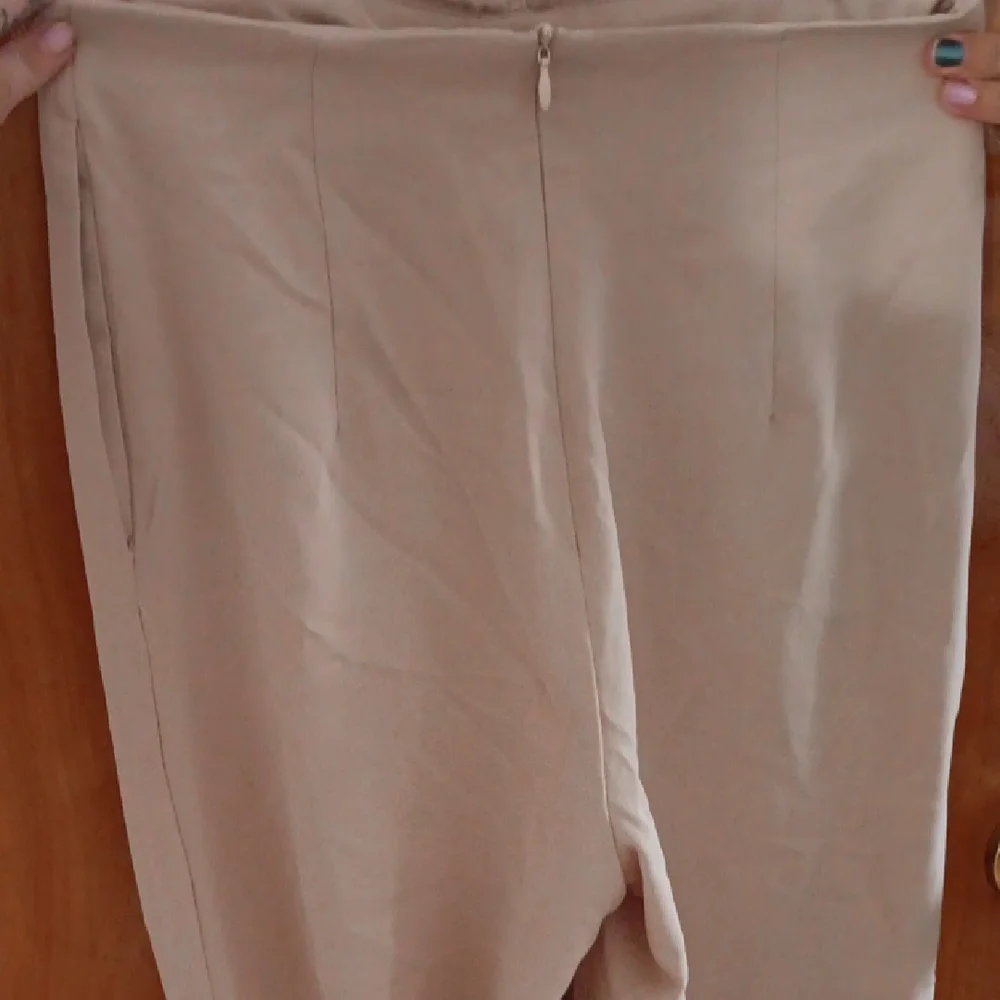 Lioness Chic Tan Jumpsuit with Wide Legs and Sleeveless Design - Picture 4 of 5